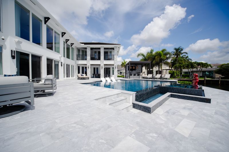 Infinity edge pool built by Liquid Luxe
